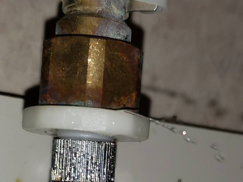 洗面台の下の水漏れの修理